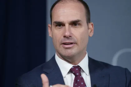 Eduardo Bolsonaro diz que eleição foi fraudada e pede pressão no exterior