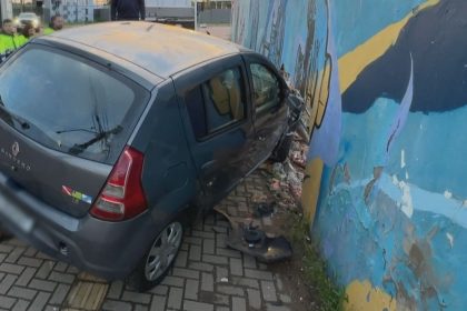 Carro vai parar ‘dentro’ de muro em acidente na Zona Norte de Porto Alegre