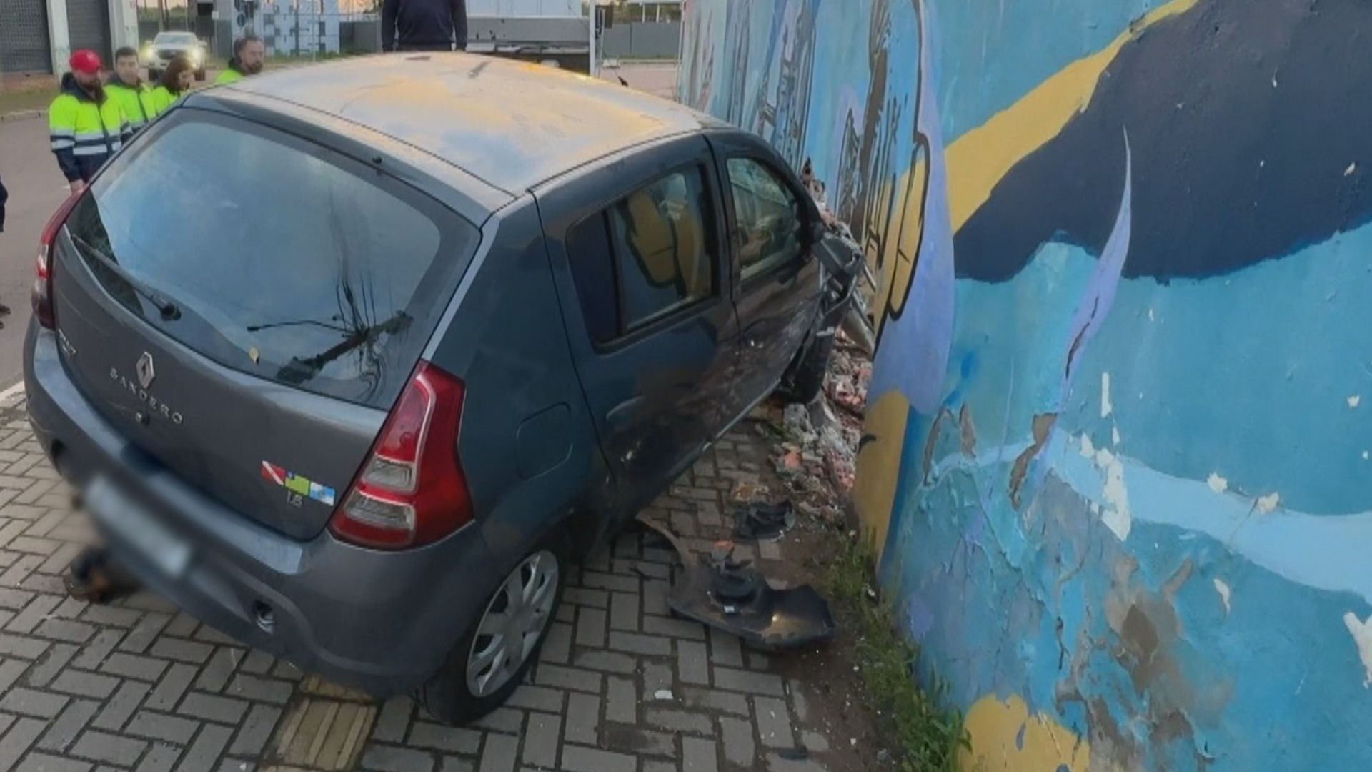 Carro vai parar ‘dentro’ de muro em acidente na Zona Norte de Porto Alegre
