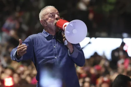 Lula promete mudar o jeito de governar, ataca Flávio e diz que venceu intromissão externa
