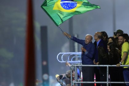Em festa da vitória, Lula pede que público cante Hino da Independência
