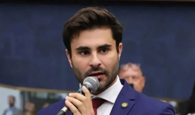 Deputado eleito Pedro Rousseff sofre grave acidente de carro