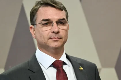 Flávio Bolsonaro, que não reconhece derrota, disse em sabatina que respeitaria resultado