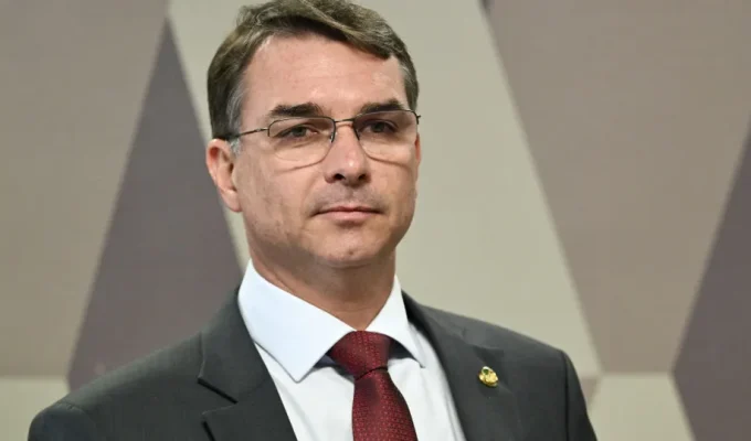 Flávio Bolsonaro, que não reconhece derrota, disse em sabatina que respeitaria resultado