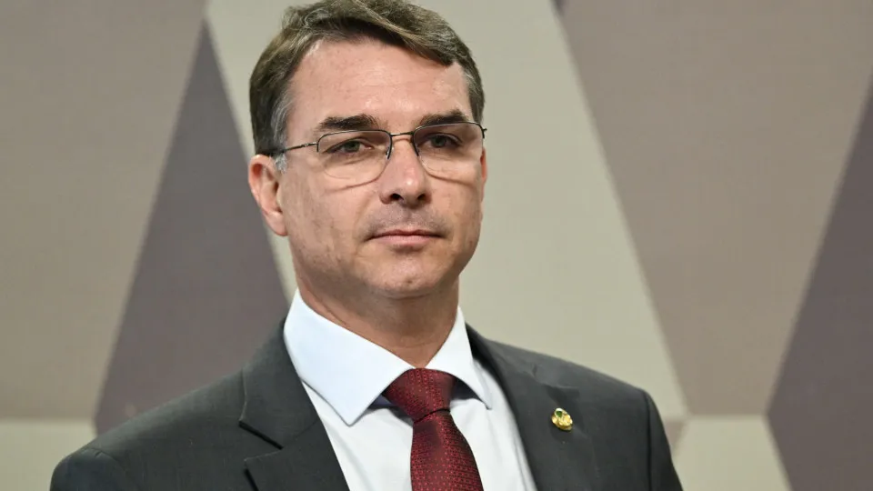 Flávio Bolsonaro, que não reconhece derrota, disse em sabatina que respeitaria resultado