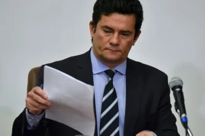 Moro diz que é preciso esclarecer questionamentos da oposição após derrota de Flávio Bolsonaro