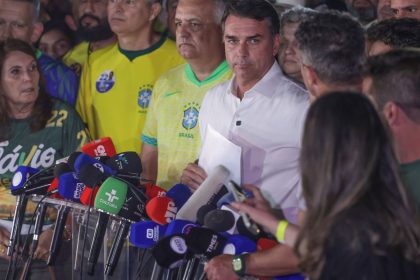 Moraes manda Flávio entregar passaporte e o proíbe de deixar o país