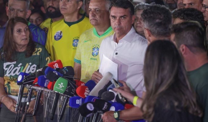 Moraes manda Flávio entregar passaporte e o proíbe de deixar o país