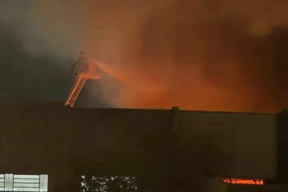 Incêndio de grandes proporções atinge indústria gráfica em Porto Alegre; cão preso no prédio é salvo