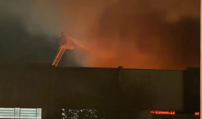 Incêndio de grandes proporções atinge indústria gráfica em Porto Alegre; cão preso no prédio é salvo