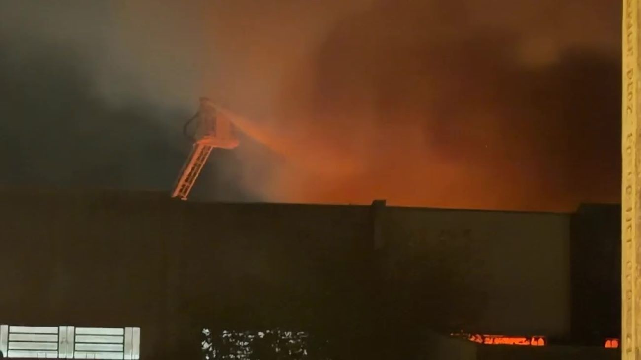 Incêndio de grandes proporções atinge indústria gráfica em Porto Alegre; cão preso no prédio é salvo