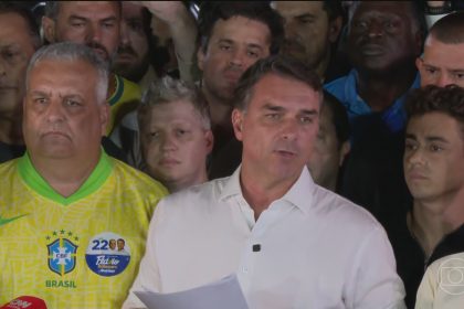 Um dia após derrota na eleição, Flávio Bolsonaro volta a questionar resultado das urnas