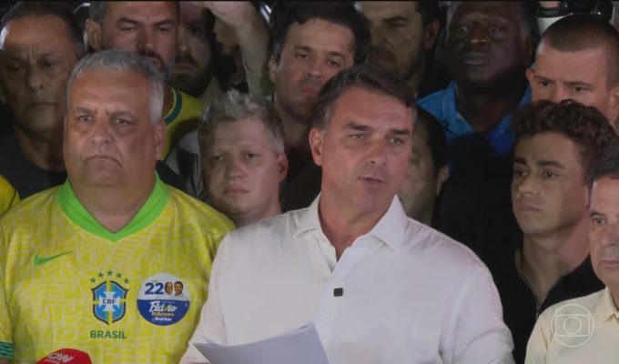 Um dia após derrota na eleição, Flávio Bolsonaro volta a questionar resultado das urnas
