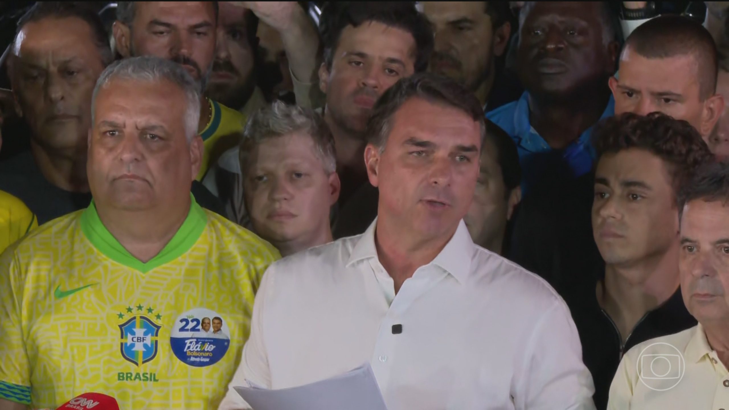 Um dia após derrota na eleição, Flávio Bolsonaro volta a questionar resultado das urnas