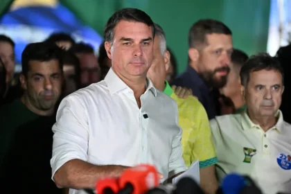Por que Flávio Bolsonaro teve os passaportes cancelados por Moraes?
