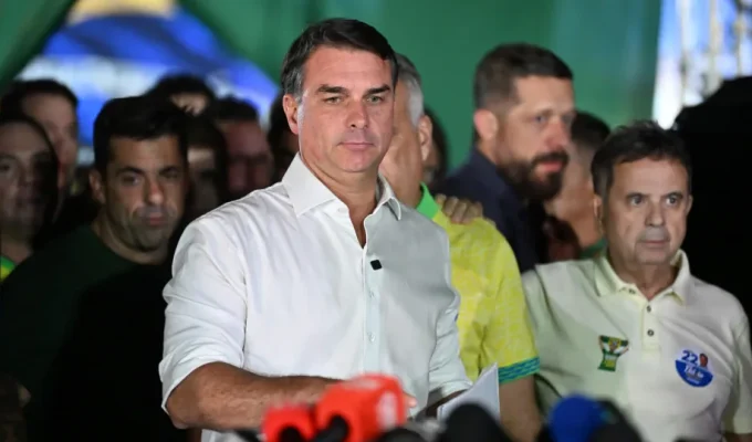 Por que Flávio Bolsonaro teve os passaportes cancelados por Moraes?