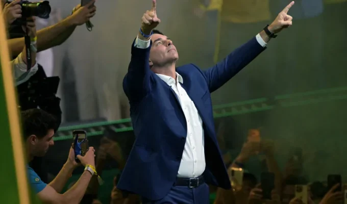 Flávio Bolsonaro enfrentará dois inquéritos criminais sem foro especial a partir de fevereiro