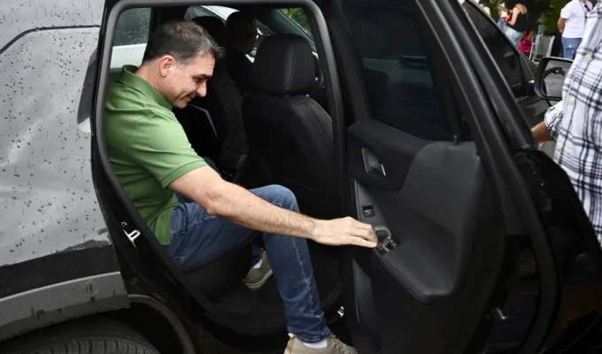 Flávio Bolsonaro deixou o Brasil? Jornal argentino relata viagem aos EUA