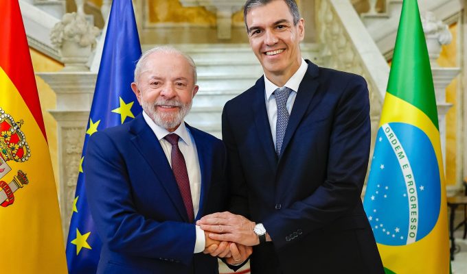 Imprensa espanhola vê com cautela aposta de Sánchez na fórmula da campanha de Lula, impulsionada por Janones