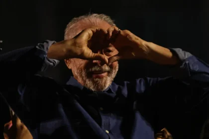 Hoje é aniversário de Lula, mas seu RG traz outra data; entenda por quê
