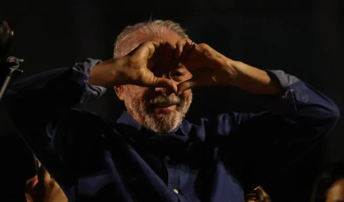 Hoje é aniversário de Lula, mas seu RG traz outra data; entenda por quê