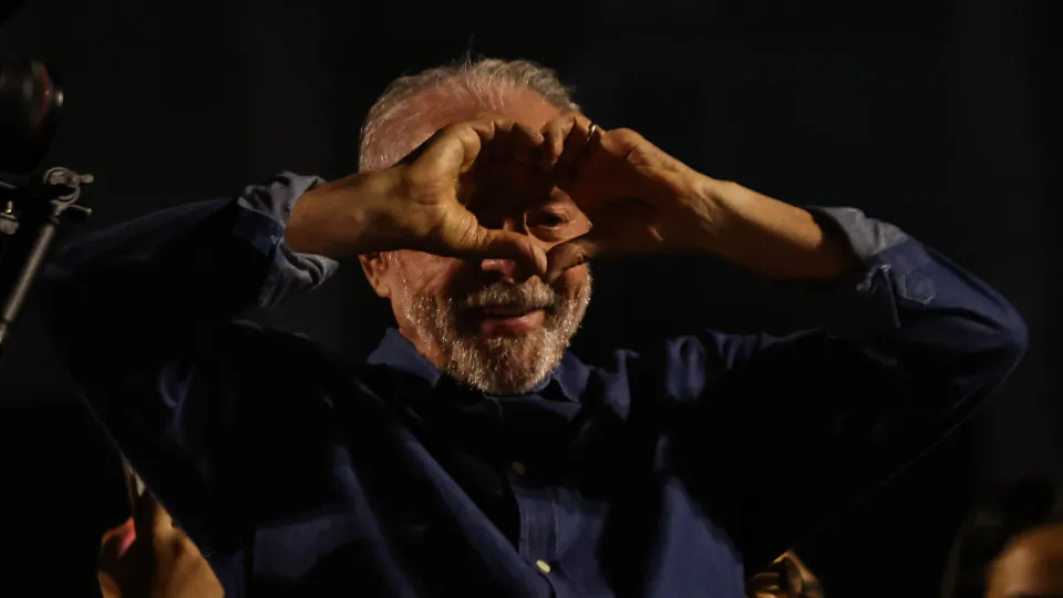 Hoje é aniversário de Lula, mas seu RG traz outra data; entenda por quê