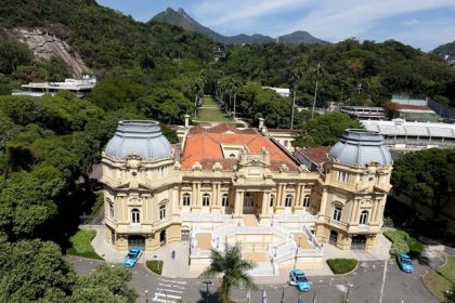 Comissão da Alerj vota proposta orçamentária do RJ para 2027 que prevê rombo de R$ 14 bilhões