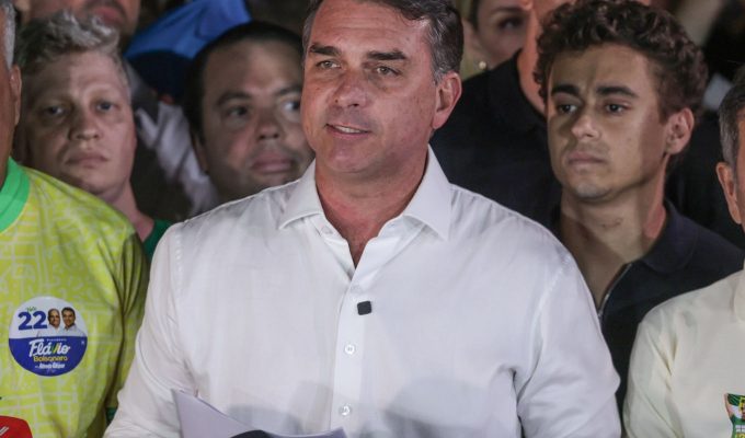 Polícia Federal cancela passaportes de Flávio Bolsonaro