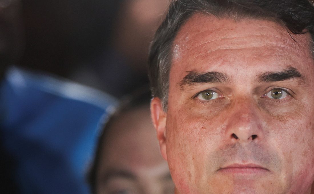 Agência de notícias diz que Flávio Bolsonaro está a caminho dos EUA, segundo fontes anônimas