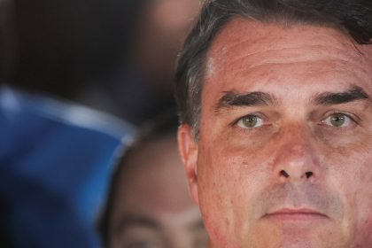 Agência de notícias diz que Flávio Bolsonaro está a caminho dos EUA, segundo fontes anônimas