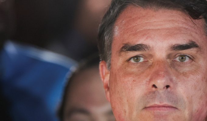 Agência de notícias diz que Flávio Bolsonaro está a caminho dos EUA, segundo fontes anônimas