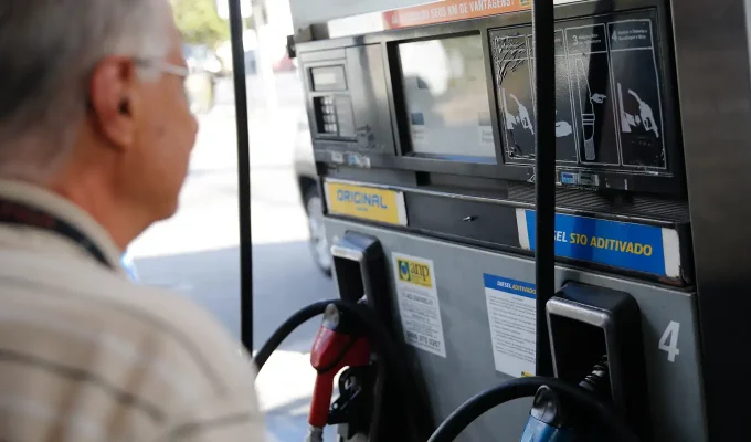 Governo prorroga por um mês subvenção de R$ 2,12 ao diesel