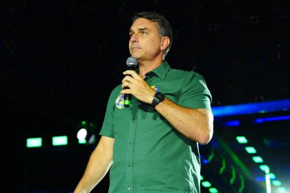 Flávio Bolsonaro foge para os EUA após descumprir ordem do STF; deputados pedem prisão