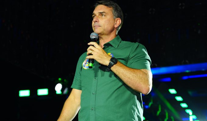Flávio Bolsonaro foge para os EUA após descumprir ordem do STF; deputados pedem prisão