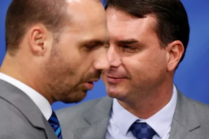 Fuga de Flávio engrossa lista de bolsonaristas que deixaram o país