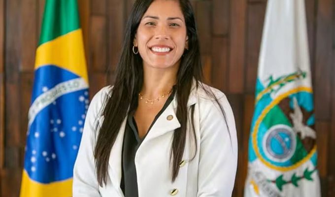 Justiça proíbe deputada de incentivar demissão de opositores