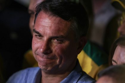 Imprensa internacional repercute fuga de Flávio Bolsonaro do Brasil