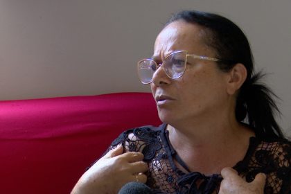 ‘Em estado de choque’, diz mãe de uma das vítimas do acidente na BR-230 entre van e caminhonete na PB; mulher havia perdido a mãe dois dias antes