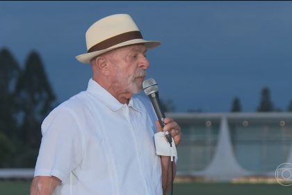 Lula comenta saída de Flávio Bolsonaro do Brasil: ‘É porque deve alguma coisa’