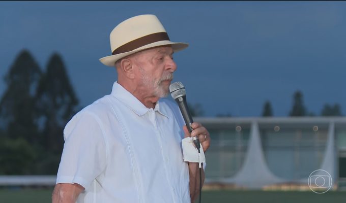 Lula comenta saída de Flávio Bolsonaro do Brasil: ‘É porque deve alguma coisa’