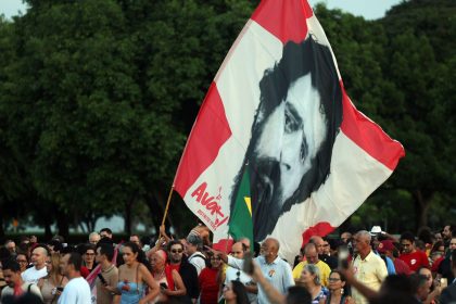 Lula e eleitores idosos se emocionam em “festa de aniversário”