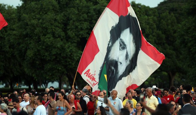 Lula e eleitores idosos se emocionam em “festa de aniversário”