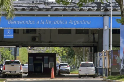 Flávio Bolsonaro e família deixam Argentina em voo privado para Equador