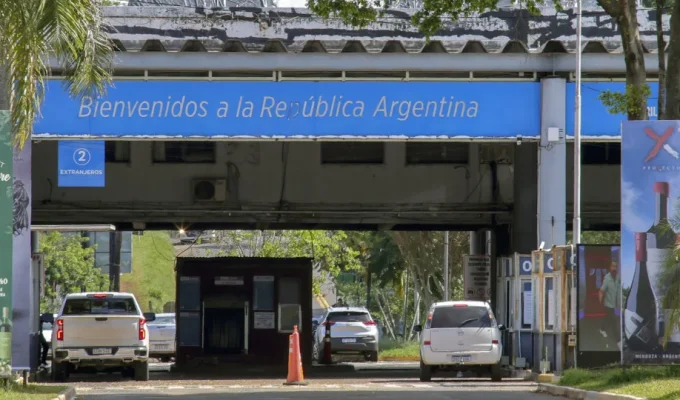 Flávio Bolsonaro e família deixam Argentina em voo privado para Equador