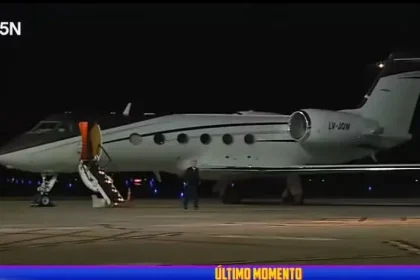 Baires Fly: Avião com Flávio Bolsonaro e família segue para Miami
