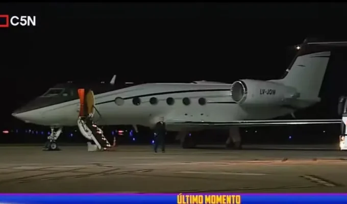 Baires Fly: Avião com Flávio Bolsonaro e família segue para Miami