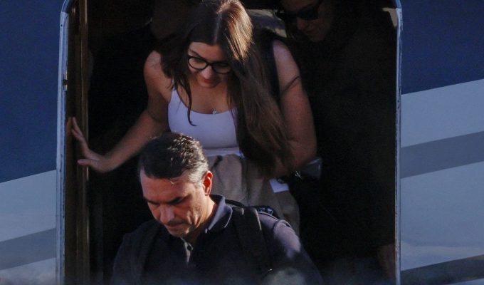 Aeronave com Flávio Bolsonaro e família pousa nos Estados Unidos