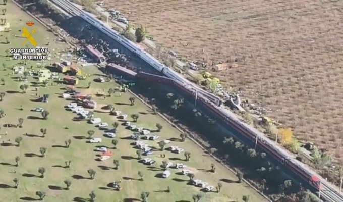 Acidente entre trens na Espanha foi causado por falha no sistema de controle, diz governo
