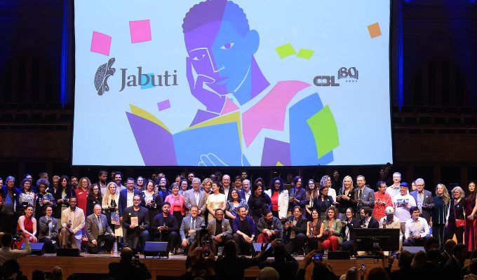 Ruy Castro vence prêmio principal do Jabuti pela 2ª vez consecutiva