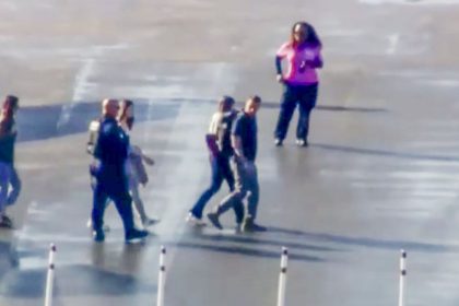 Democratas condenam decisão de Trump de conceder visto a Flávio